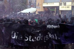 Hamburg aşırı solu tartışmaya a&ccedil;tı