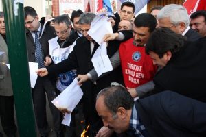 Memurlar bordro yaktı