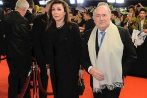 Blatter sevgilisi ile g&uuml;ndemde