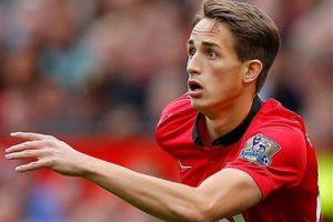 G&ouml;zler Januzaj'da!