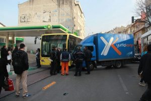 Bursa'da tramvay yolunda kaza