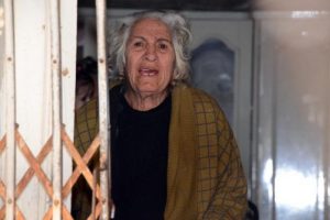 Yaşlı kadının kolundaki bileziği gasp etti