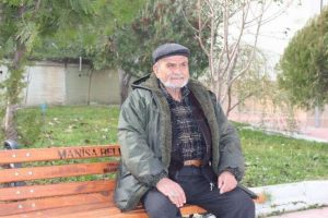 53 yıldır sevdiğini bekliyor