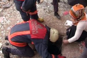 Kuyuya d&uuml;şen &ccedil;ocuğu itfaiye kurtardı