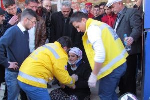 Otomobil yayaya &ccedil;arptı