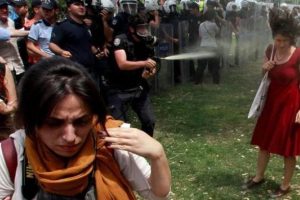 Kırmızılı Kadın'a biber gazı sıkan polise hapis istemi