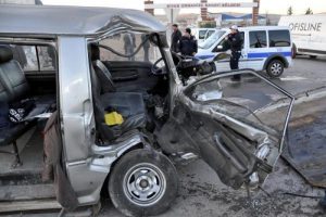 &Ccedil;&ouml;p kamyonu minib&uuml;se &ccedil;arptı: 2 yaralı