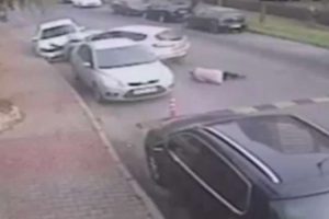 Kalp krizi ge&ccedil;iren s&uuml;r&uuml;c&uuml; ara&ccedil;ların arasına b&ouml;yle daldı