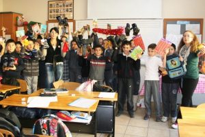 Minik y&uuml;reklerden Ağrı'ya yardım eli