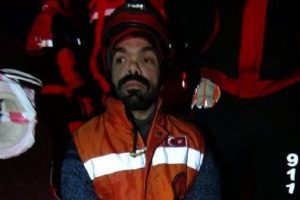 Arama kurtarma ekibinin 118 cm'lik dev adamı