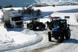 Buzlu yol ulaşıma ge&ccedil;it vermedi