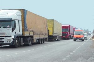TIR'lar sıkı takipte, yardımları satanlar var