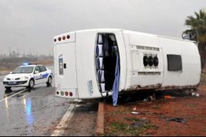 Servis minib&uuml;s&uuml; devrildi