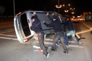 Burunları bile kanamadı