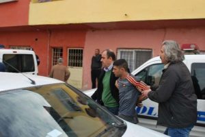 Eşini d&ouml;vd&uuml; kendini tuvalete kilitledi