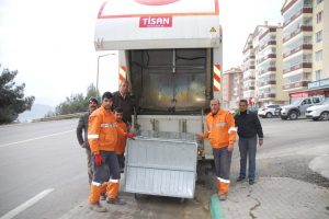 Gemlik'te &ccedil;&ouml;p konteynırları temizleniyor
