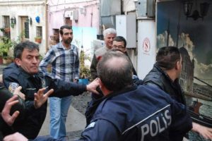 Iraklı m&uuml;lteciyi lin&ccedil;ten polis kurtardı