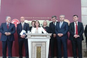 CHP'li vekillerden gazetecilere destek &ccedil;ağrısı