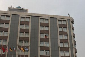 Bursa'da beş yıldızlı otelin &ccedil;atısında intihar girişimi