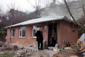10 yıl elektriksiz, susuz barakada yaşadı