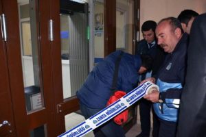 Belediye, elektriği kesilince DEDAŞ binasını m&uuml;h&uuml;rledi