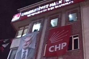 CHP'liler kendi binalarını işgal etti