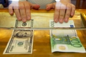 Dolar rekor seviyesini koruyor