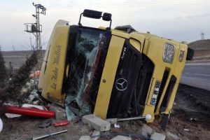 Kontrolden &ccedil;ıkıp devrildi