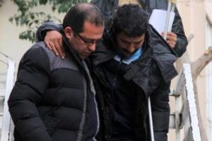 Sigaradan bacağı kesildi, uyuşturucudan yakalandı, kucakta taşındı