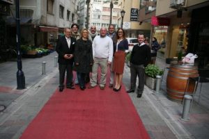 Sokağa kırmızı halı serdiler