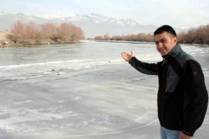 Karasu Nehri dondu