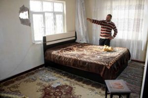 Sınırı aşan havan topu eve isabet etti