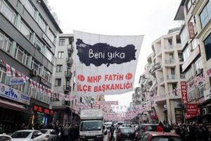 MHP'li Başkan'dan yolsuzluk afişi: Beni yıka