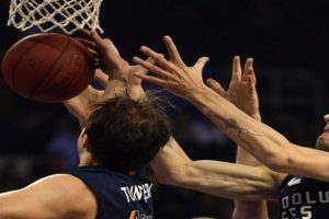 Anadolu Efes zorlu deplasmanda