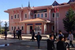 25 &ouml;ğrenci zehirlendi