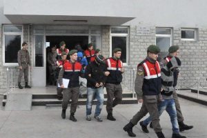 Uyuşturucu sattıkları gerek&ccedil;esi ile tutuklandılar
