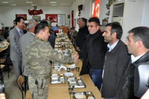 Askerler ve korucular yemekte buluştu
