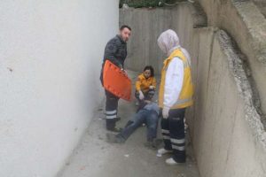 Polisten ka&ccedil;arken kendini yerde buldu