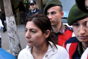 Yere d&uuml;şen tabancayı alıp kocasını &ouml;ld&uuml;rd&uuml;