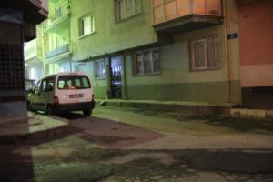 Boşanmak isteyen eşinin boğazını kesip intihar etti