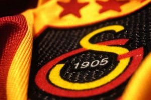 Galatasaray taraftara rest &ccedil;ekti sonra a&ccedil;ıklamayı kaldırdı