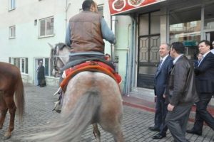 Atlarla karşılandı