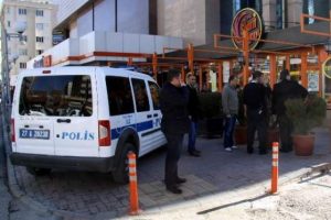 Tabancalı, d&ouml;ner bı&ccedil;aklı kavga: 15 g&ouml;zaltı