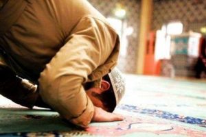 Namazı yanlış kıldırıyor diye imamı bı&ccedil;akladı