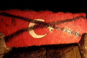 T&uuml;rk bayrağına &ccedil;irkin saldırı