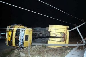 Devrilen kamyondaki polis &ouml;l&uuml;mden d&ouml;nd&uuml;