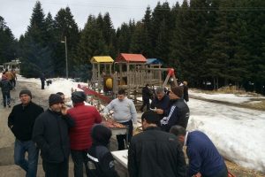 &Ouml;ğrencilerin kar &uuml;zerinde piknik keyfi