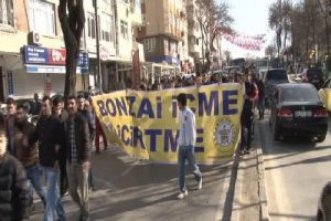 &Uuml;sk&uuml;dar'da bonzai protestosu