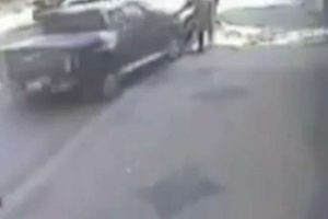 Aracını hırsızların &uuml;zerine s&uuml;rd&uuml;