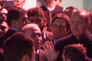 &Ouml;ğretmenlere m&uuml;jdeyi kendi elleriyle verdi